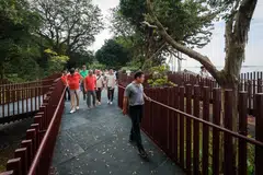 Menteri Pembangunan Negara, Encik Desmond Lee, menikmati pemandangan dari pelantar laluan atau ‘boardwalk’ di Keppel Coastal Trail di Taman Labrador yang rasmi dibuka pada 25 Januari.