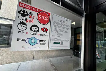 FOTO FAIL: Paparan amaran mengenai campak di pintu masuk Pusat Perubatan Kanak-Kanak Cohen di New Hyde Park, New York, pada 14 Mac 2025. New York mengisytiharkan darurat kesihatan selepas 108 kes campak dilaporkan tahun ini, jumlah tertinggi di negeri itu sejak 2019, dengan kebanyakan kes tertumpu di kawasan luar bandar yang mempunyai kadar vaksinasi rendah.