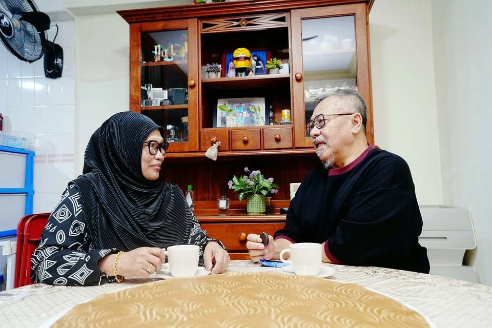 Pasangan suami isteri, Cik Siti Rahmah Abdul Hamid, 67 tahun (kiri) dan Encik Abdul Jalil Mohamed Ali, 68 tahun, telah menjaga lima anak titipan sepanjang 21 tahun, termasuk dua kanak-kanak berkeperluan khas yang kini berusia tiga dan 14 tahun.