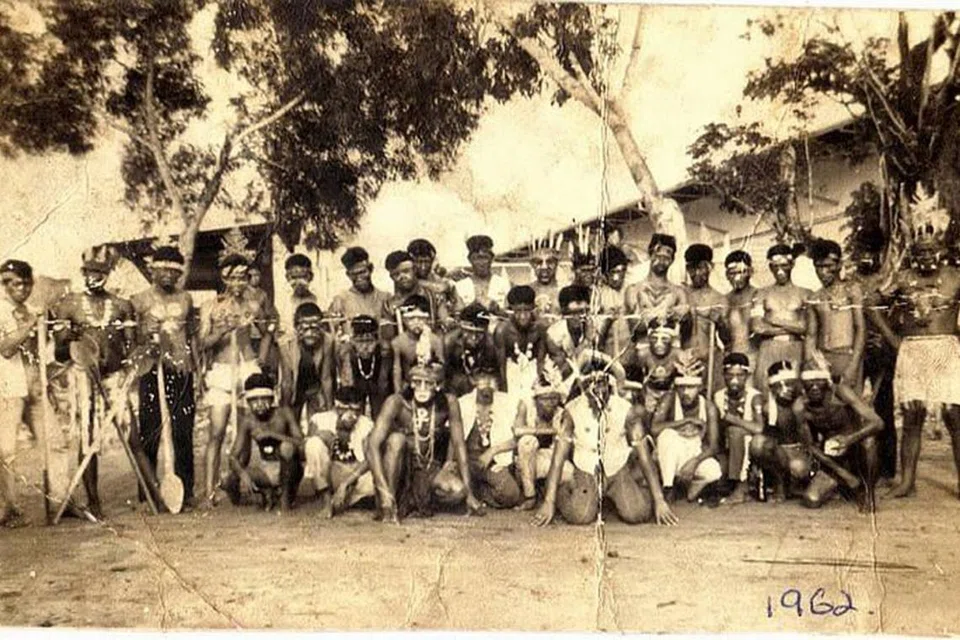 MEMINATI KEGIATAN DI LAUT: Setiap 1 Januari, orang Kampung Kuchai akan mengadakan acara sukan laut dengan memperagakan pakaian bertema. Pada 1962, temanya adalah pakaian orang dayak.