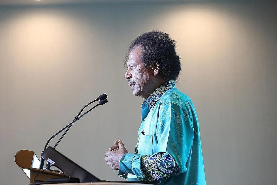 CONTOH HARMONI: Encik Raja Mohamad dan Encik A.R. Mashuthoo (atas), penulis buku 'Singapore Tamil Muslims', memaparkan satu contoh ruang bersama fizikal dalam buku mereka - Masjid Moulana Mohamad Ali - yang dibina pada 1950-an di sekitar Raffles Place dan Market Street dan kemudian berpindah ke besmen bangunan UOB setelah bank itu memperoleh tanah di tapak masjid tersebut.