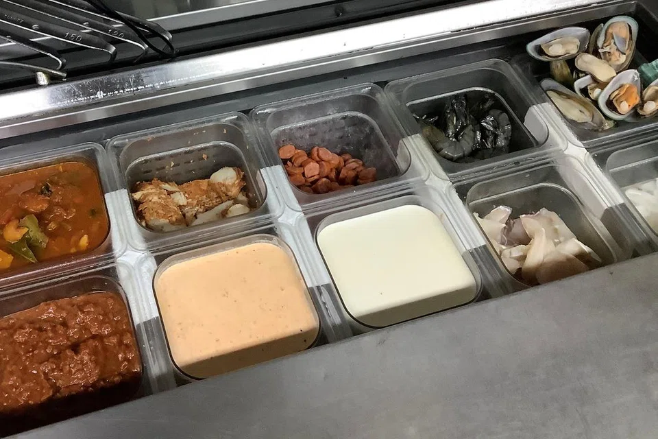 SALAH LETAK: Makanan mentah diletak bersebelahan makanan yang sudah dimasak.