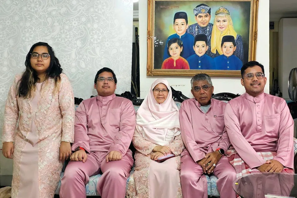 SOKONGAN PENTING: Cik Maznah (tengah) menganggap sokongan anggota keluarganya termasuk (dari kiri), anak bongsunya, Cik Bazilah Amir Hamzah, anak keduanya, Encik Muhammad Mahathir Amir Hamzah, suaminya Encik Amir Hamzah Zainal Abidin, dan anak sulungnya, Encik Muhammad Bazli Amir Hamzah. Seorang lagi anak lelakinya, Muhammad Nabil Amir Hamzah tiada dalam gambar kerana bertugas.