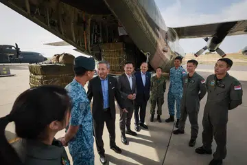 Singapura telah menghulurkan empat bantuan kemanusiaan bernilai lebih $17 juta untuk Gaza hasil sumbangan rakyat Singapura menerusi pelbagai badan-badan bukan mencari keuntungan dan kemanusiaan. Gambar diambil pada 17 Mac 2024 ketika Menteri Ehwal Luar, Dr Vivian Balakrishnan (tiga dari kiri); Menteri Negara Kanan (Pertahanan merangkap Tenaga Manusia), Encik Zaqy Mohamad (empat dari kiri); dan Duta Bukan Pemastautin Singapura ke Jordan, Encik Shamsher Zaman; dan kakitangan SAF berada di Pangkalan Udara King Abdullah II di Jordan untuk menerima kedatangan bantuan kemanusiaan ketiga Singapura ke Gaza.