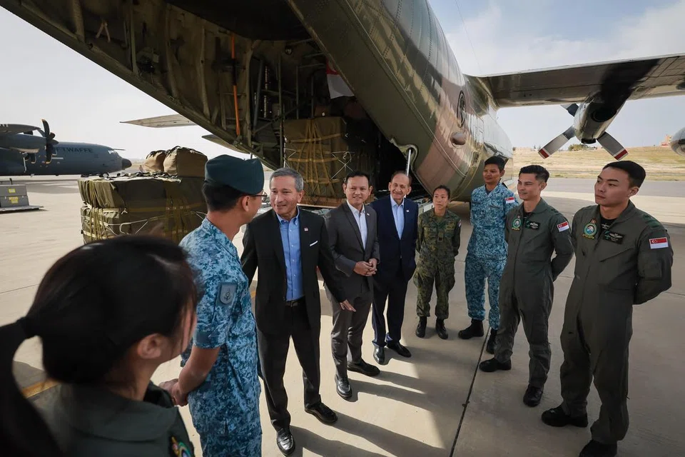 Singapura telah menghulurkan empat bantuan kemanusiaan bernilai lebih $17 juta untuk Gaza hasil sumbangan rakyat Singapura menerusi pelbagai badan-badan bukan mencari keuntungan dan kemanusiaan. Gambar diambil pada 17 Mac 2024 ketika Menteri Ehwal Luar, Dr Vivian Balakrishnan (tiga dari kiri); Menteri Negara Kanan (Pertahanan merangkap Tenaga Manusia), Encik Zaqy Mohamad (empat dari kiri); dan Duta Bukan Pemastautin Singapura ke Jordan, Encik Shamsher Zaman; dan kakitangan SAF berada di Pangkalan Udara King Abdullah II di Jordan untuk menerima kedatangan bantuan kemanusiaan ketiga Singapura ke Gaza.