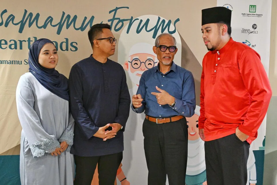 (Dari kiri) Cik Nurul Syafiqah Mohamad Zailani dan Encik Muhammad Alfi Muhammad Ramli beramah mesra dengan naib kadi mereka, Ustaz Khairil Amri Abdul Hamid, (dua dari kanan) dan Encik Masagos Zulkifli Masagos Mohamad selepas ceramah ‘Bersamamu Hingga Ke Syurga’ yang diadakan di bawah siri Bersamamu Forums @ the Heartlands pada 28 September. 