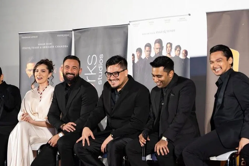 Filem aksi terbaru arahan, Syafiq Yusof (tiga dari kanan), dan Abhilash Chandra (dua dari kanan), ‘Blood Brothers: Bara Naga’, dianggap sebagai filem bermutu antarabangsa. Ia dibintangi (dari kiri) Wan Hanafi Su, Shukri Yahaya, Amelia Henderson, Sharnaaz Ahmad dan Syafiq Kyle. 