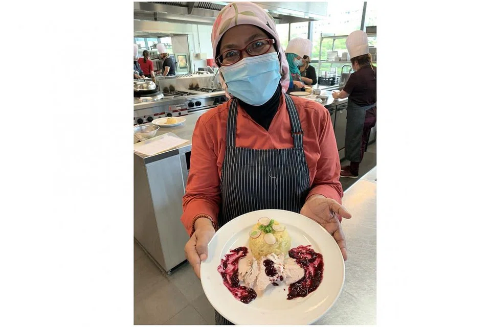 SESI MEMASAK: Cik Siti Hanim Abdul gembira dapat belajar resipi makanan sihat dan sesuai untuk pesakit yang menghidapi penyakit ginjal. - Foto NKFa
