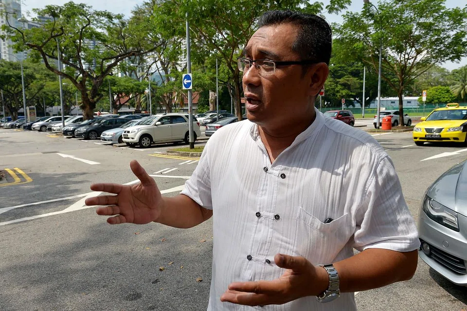 SEDIH: Rui En berasa sedih kerana kereta yang dipandunya melanggar motosikal Encik Bahrom (gambar). Menurut Encik Bahrom, Rui En menawarkan $2,000 untuk baiki kerosakan pada motosikalnya. - Foto TUKIMAN WARJI