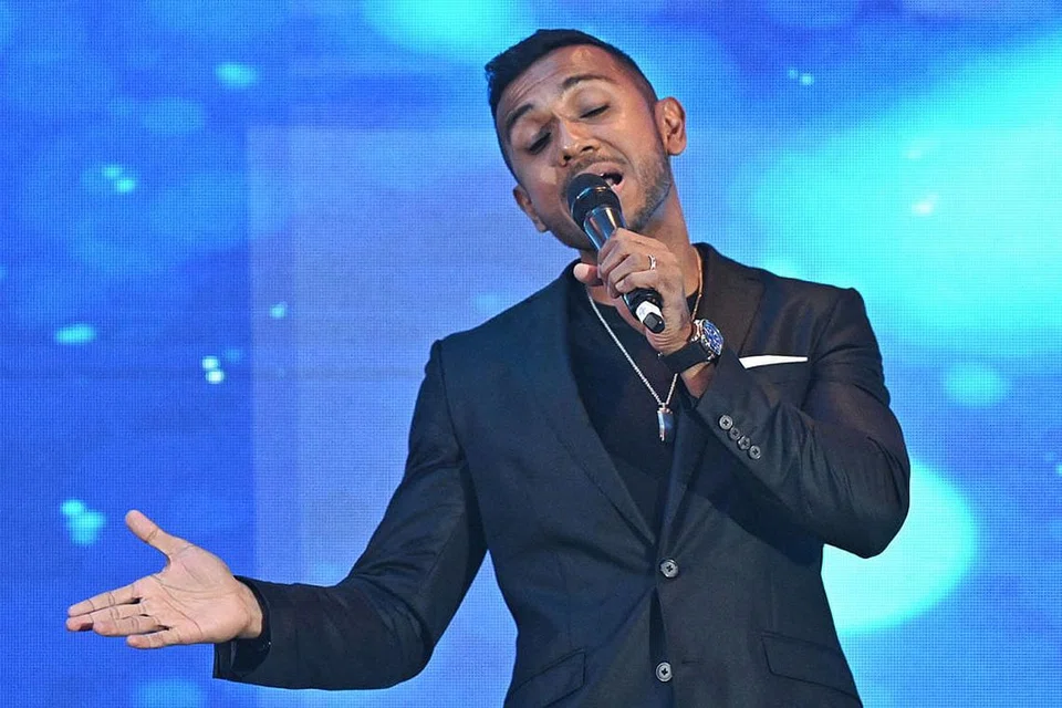 HIBURKAN HATI: Taufik Batisah membuat persembahan dengan mendendangkan dua lagu semasa majlis penyampaian Anugerah Jauhari kelmarin.- Foto BH oleh NUR DIYANA TAHA, KHALID BABA