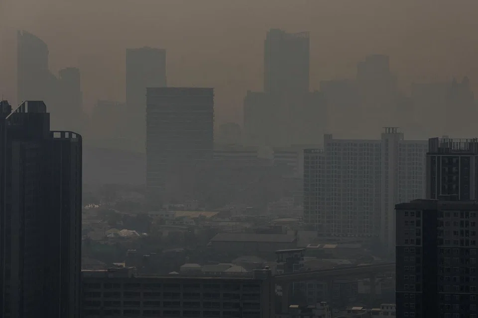 Pemandangan kota Bangkok yang diliputi pencemaran udara pada 24 Januari.