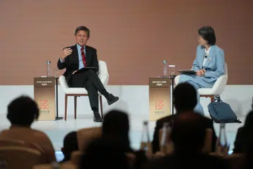 Menteri Penyelaras Bagi Perkhidmatan Awam, Encik Chan Chun Sing (kiri) berucap di Forum Global FutureChina 2026 pada 25 September yang berlangsung di Pusat Konvensyen dan Ekspo Sands. Sesi tersebut dikendalikan oleh Ketua Editor Kumpulan Media Cina (CMG) SPH Media, Cik Lee Huay Leng.