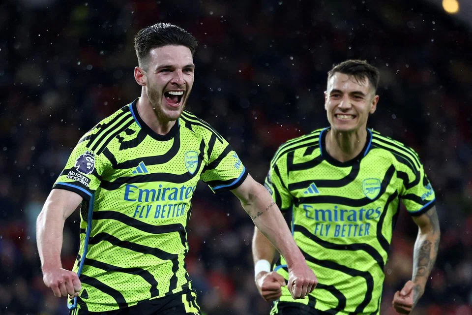 Pemain tengah Arsenal, Declan Rice (kiri), meraikan jaringan beliau menentang Sheffield United pada 5 Mac bersama rakan sepasukannya, Jakub Kiwior (kanan). 