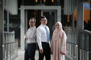 TABAH LALUI LIKU KEHIDUPAN: Encik Zulhaqem Zulkifli (tengah) bersama bapanya Encik Zulkifli Atnawi (kiri) dan adiknya Zulayqha Zulkifli (kanan) di acara penyampaian anugerah PSC di Hotel Parkroyal semalam. Beliau akan ikuti kursus ijazah sarjana Pengajian Buddha di Kolej St Peter's di Universiti Oxford. - Foto BH oleh JASON QUAH