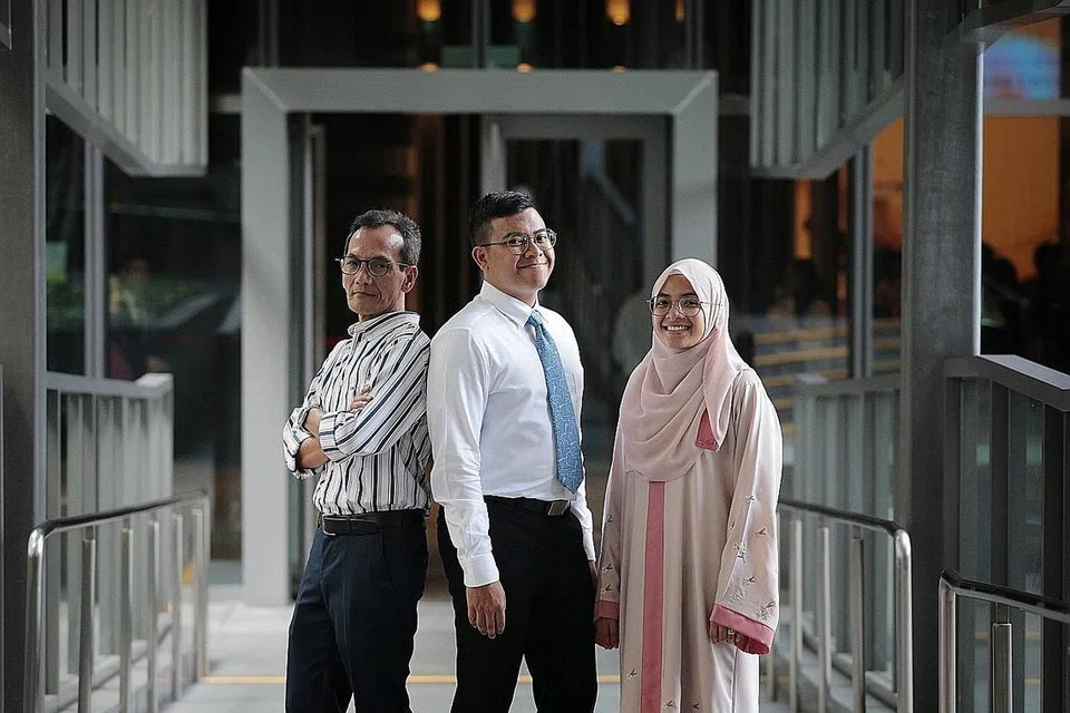 TABAH LALUI LIKU KEHIDUPAN: Encik Zulhaqem Zulkifli (tengah) bersama bapanya Encik Zulkifli Atnawi (kiri) dan adiknya Zulayqha Zulkifli (kanan) di acara penyampaian anugerah PSC di Hotel Parkroyal semalam. Beliau akan ikuti kursus ijazah sarjana Pengajian Buddha di Kolej St Peter's di Universiti Oxford. - Foto BH oleh JASON QUAH