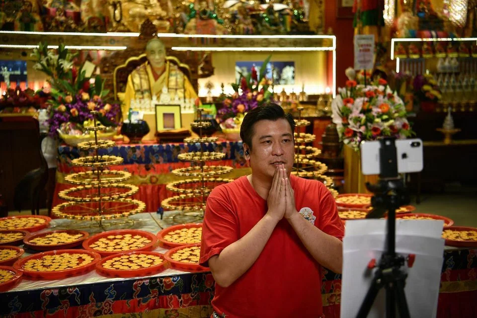 UPACARA DALAM TALIAN: Pengurus Kuil Encik Bryal Long dilihat sedang berucap menerusi pautan video di kuil Thekchen Choling pada 6 Mei 2020. - FOTO: ARIFFIN JAMAR