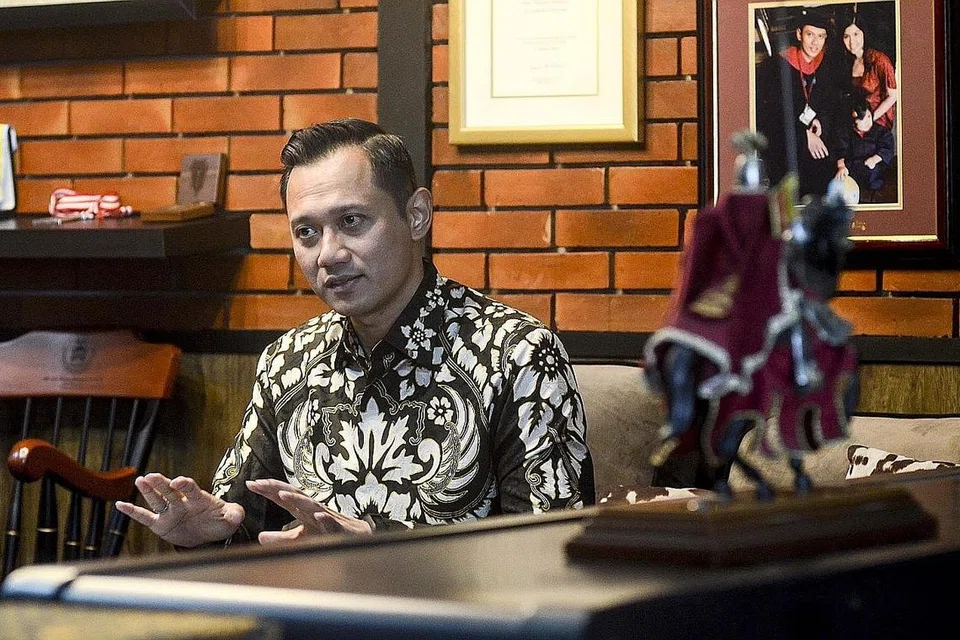 KERJASAMA DAN KERETAKAN: Pertemuan Encik Jokowi dan Encik Agus mencetus spekulasi kerjasama antara presiden itu dan perpecahan gabungan Encik Prabowo, yang akan menaikkan sokongan bagi Encik Jokowi dan membuka peluang bagi Encik Agus membuktikan keupayaannya menjadi presiden masa depan. - Foto fail ST