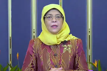 TANGKAS BUAT PENYESUAIAN: Pekerja di sini telah dapat menyesuaikan diri dan kekal tangkas, sama ada dari segi mempelajari kemahiran baru atau menyesuaikan diri kepada pengaturan kerja baru, kata Presiden Halimah sempena ucapan Hari Pekerja melalui Facebook semalam. - Foto MCI