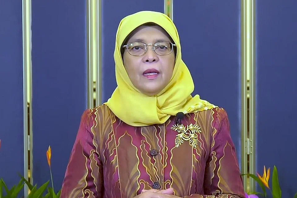TANGKAS BUAT PENYESUAIAN: Pekerja di sini telah dapat menyesuaikan diri dan kekal tangkas, sama ada dari segi mempelajari kemahiran baru atau menyesuaikan diri kepada pengaturan kerja baru, kata Presiden Halimah sempena ucapan Hari Pekerja melalui Facebook semalam. - Foto MCI