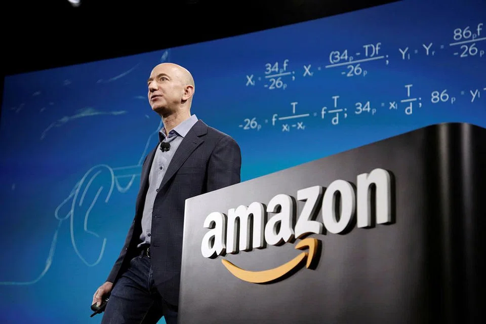 TUMPUAN BARU: Encik Bezos, yang akan dilantik sebagai Pengerusi Eksekutif Amazon, mahu memberi tumpuan kepada produk dan inisiatif baru, di samping projek lain termasuk penerbitan akhbar 'The Washington Post' dan penerokaan angkasa lepas, 'Blue Origin'. - Foto REUTERS
