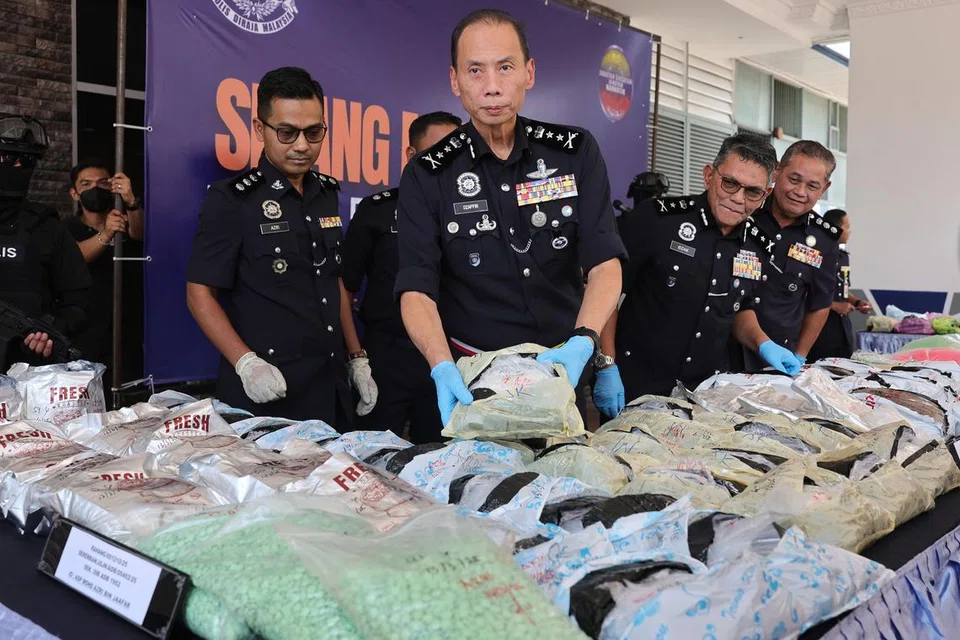 Ketua Polis Negeri Sembilan, Datuk Ahmad Dzaffir Mohd Yussof, menunjukkan dadah yang dirampas dalam sidang media di Ibu Pejabat Polis Kontinjen Negeri Sembilan.