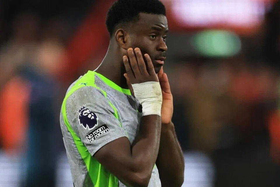 Kapten Manchester City, Marc Guehi, kelihatan kecewa selepas Arsenal disahkan sebagai juara Liga Perdana England (EPL) susulan keputusan menentang Bournemouth di Stadium Vitality pada 19 Mei 2026. Guehi hampir menyertai Liverpool sebelum Crystal Palace membatalkan pemindahan itu pada saat akhir, namun Palace kemudian dilaporkan bersetuju menjualnya kepada Manchester City, mencetuskan ketegangan antara Oliver Glasner dengan pihak pengurusan kelab.