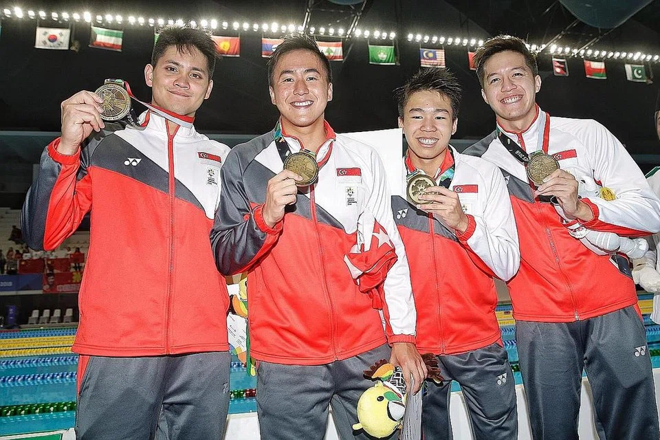 PINGAT PERTAMA SINGAPURA: (Dari kiri) Joseph Schooling, Quah Zheng Wen, Jonathan Tan dan Danny Yeo memastikan Singapura meraih pingat gangsa dalam perlumbaan 4x200m relay gaya bebas, yang pertama buat Singapura dalam temasya Sukan Asia Indonesia ini. - Foto BH oleh KEVIN LIM