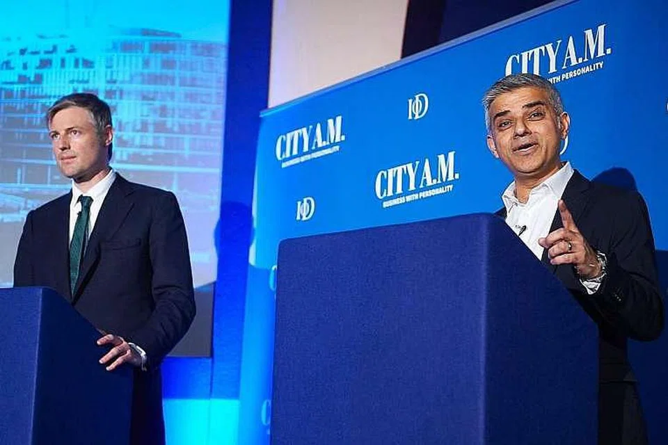 Tinjauan menunjukkan Encik Sadiq Khan (kanan) mendahului Encik Zac Goldsmith dalam persaingan menjadi Mayor London.