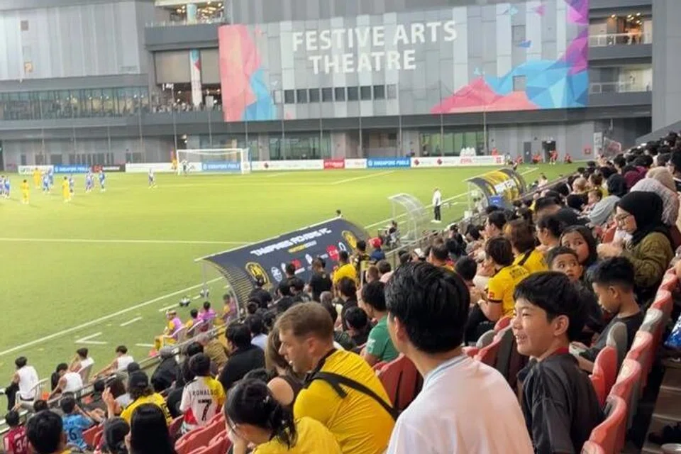 Jumlah penyokong yang hadir agak memberangsangkan. Sorakan peminat sejati pasukan-pasukan Liga Perdana Singapura (SPL) kedengaran sepanjang perlawanan.