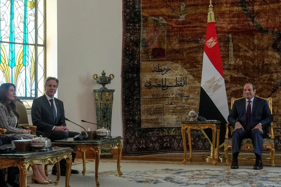 Setiausaha Negara Amerika Syarikat, Encik Antony Blinken, diapit oleh Duta Besar Amerika ke Mesir, Cik Herro Mustafa Garg, semasa bertemu dengan Presiden Mesir, Encik Abdel Fattah Al-Sisi, di Istana Al-Ittihadiya di Kahirah, Mesir, pada 6 Februari 2024.