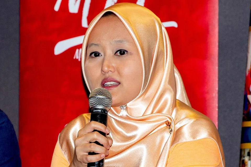 KONGSI PENGALAMAN: Cik Rahayu berkata, kata-kata suaminya dan pengalaman perit yang dilaluinya itu membantu membentuk sikap dan pendekatan Cik Rahayu dalam mengatasi cabaran dalam kehidupannya. - Foto BH oleh ZALEHA ABDUL KADER