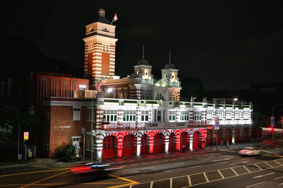 BERMANDI CAHAYA: Dua gambar ini menunjukkan Muzium Negara di Stamford Road dan Balai Bomba Central di Hill Street (atas) bermandi cahaya merah putih sempena Hari Kebangsaan tahun lalu. Bulan depan, mereka sekali lagi akan bermandi cahaya, menyertai lagi lima bangunan bersejarah yang dipilih diwarnai cahaya sempena meraikan Hari Kebangsaan.