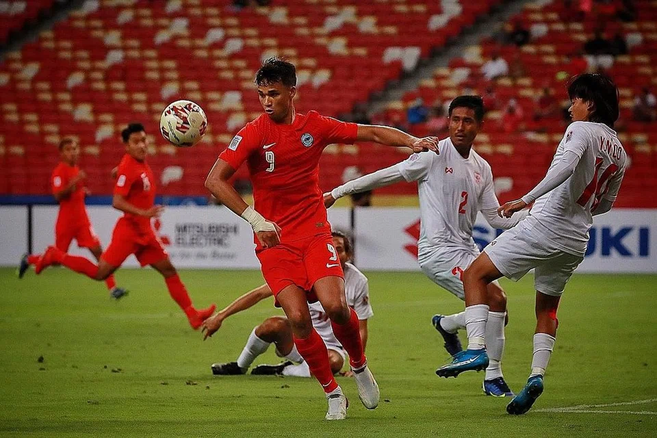 TUNGGAK: Safuwan Baharudin meraikan kejayaannya menjaringkan gol pertama Singapura semasa menentang Myanmar Ahad lalu. Apabila bertemu Filipina malam ini, pasukan Singa dijangka bergantung lagi pada Ikhsan Fandi (gambar atas), yang menunjukkan kehandalan di depan gol apabila menyumbatkan dua gol terhadap Myanmar. - Foto fail BH