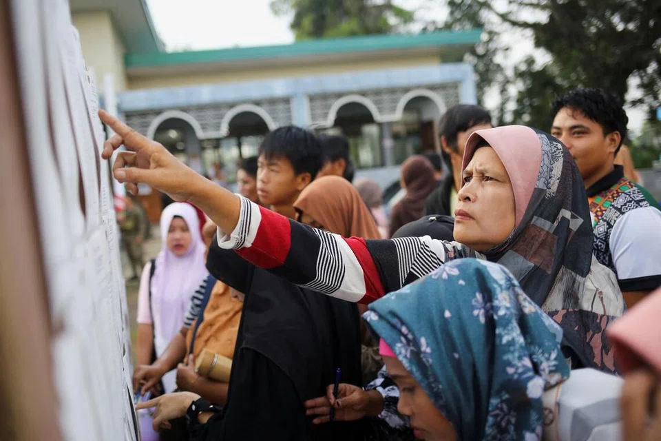 Pengundi mencari pusat mengundi masing-masing ketika pilihan raya Parlimen pertama Wilayah Autonomi Bangsamoro di Mindanao Muslim (BARMM) di Pahamuddin, Cotabato, Filipina, pada 14 September 2026. Pilihan raya bersejarah itu membuka jalan kepada pembentukan Parlimen Bangsamoro pertama yang dipilih rakyat, dengan Suruhanjaya Pilihan Raya Filipina (Comelec) pada 15 September mengisytiharkan pemenang bagi lima daripada sembilan kerusi kawasan Parlimen di Lanao del Sur.
