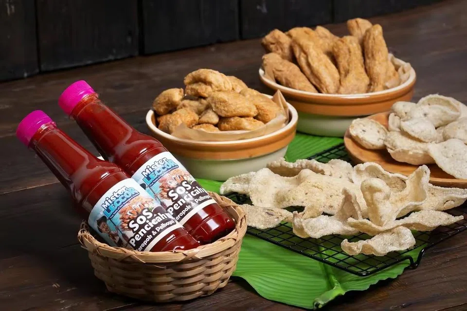 MAKANAN KESUKAAN: Antara sajian yang diminati ramai ialah keropok ikan dan keropok lekor asli bersama sos cili dari Terengganu.