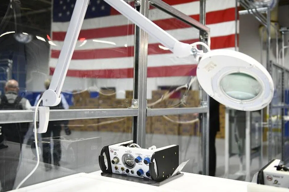 KEPERLUAN UTAMA: Sebuah ventilator pNeuton dipamerkan semasa Presiden AS, Encik Donald Trump, melawat Loji Ford Rawsonville, yang telah diubah bagi menghasilkan peralatan perlindungan diri dan perubatan, di Ypsilanti, Michigan pada 21 Mei lalu.