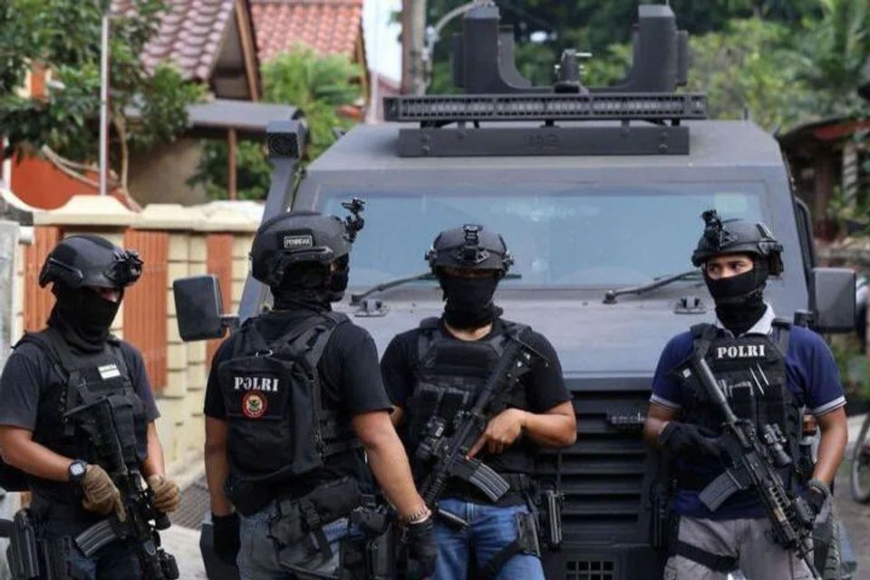 Unit anti pengganasan polis Indonesia, Densus 88, telah menahan empat suspek pengganas di Sumatera yang dipercayai mempunyai kaitan dengan rangkaian Jamaah Ansharut Daulah (JAD) dan dituduh menyebarkan propaganda ISIS secara dalam talian.
