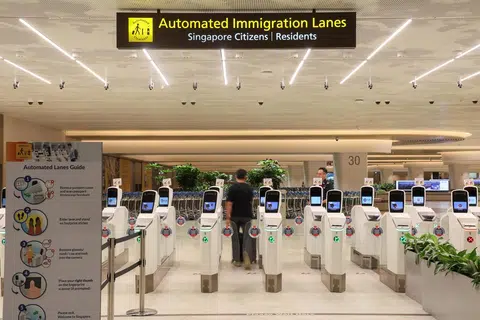 Beberapa lorong automatik akan dikhaskan bagi warga Singapura dan penduduk tetap walaupun semua pelawat asing akan dapat menggunakan lorong automatik imigresen di pusat pemeriksaan udara, darat dan laut mulai separuh kedua 2024.