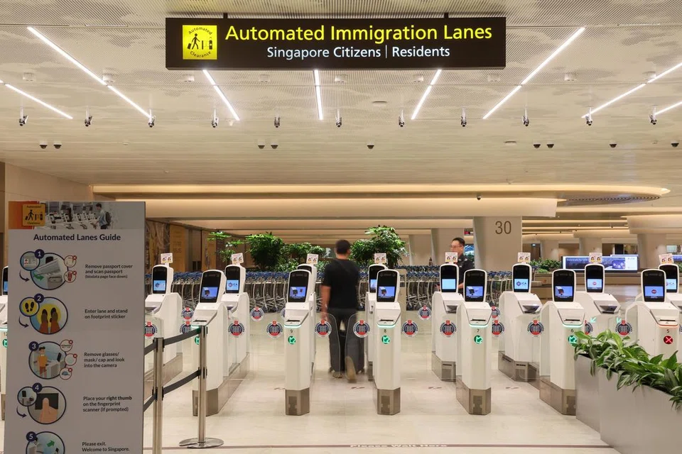 Beberapa lorong automatik akan dikhaskan bagi warga Singapura dan penduduk tetap walaupun semua pelawat asing akan dapat menggunakan lorong automatik imigresen di pusat pemeriksaan udara, darat dan laut mulai separuh kedua 2024.