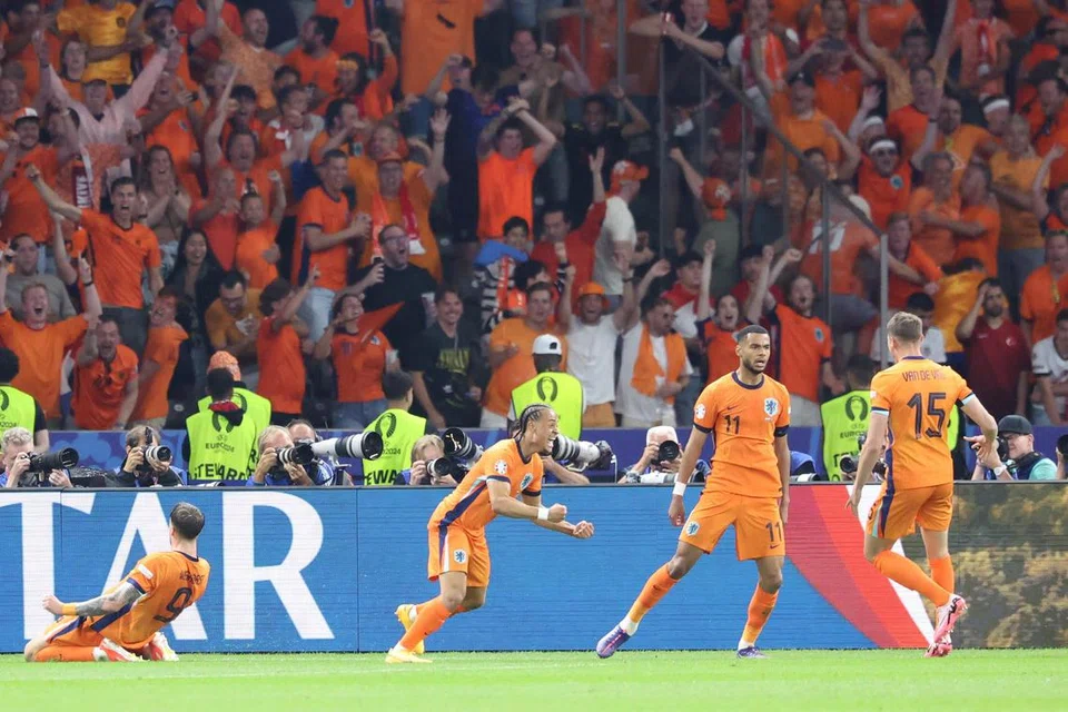Cody Gakpo (dua dari kanan) dan rakan sepasukannya meraikan gol kedua Belanda semasa menewaskan Turkey pada 6 Julai. 