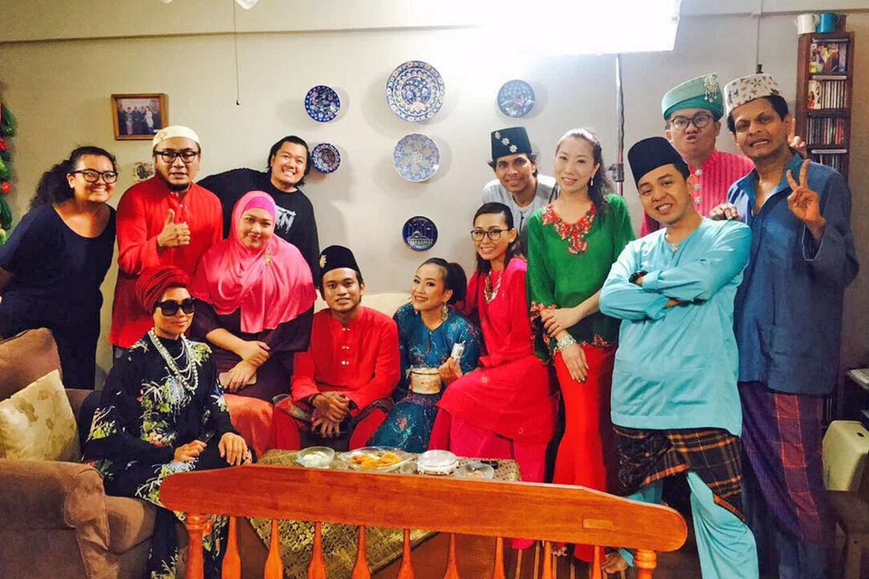 GELAK KETAWA: Rancangan komedi 'Ketawa Jer' akan dipaparkan dalam bentuk parodi yang mencerminkan perspektif masyarakat Melayu Singapura. Gambar menunjukkan barisan pelakon semasa mereka merakamkan episod sempena sambutan Hari Raya Aidilfitri ini. - Foto ATYY MALEK