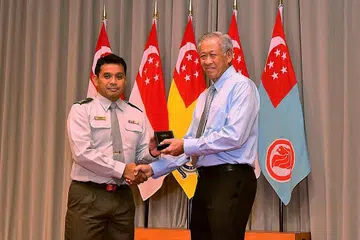 BERBAKTI PENUH DEDIKASI: LTC (NS) Edzra Iskandar antara penerima Pingat Kepujian daripada Menteri Pertahanan, Encik Ng Eng Hen, di majlis penyampaian Anugerah Hari Kebangsaan yang diadakan oleh Kementerian Pertahanan (Mindef). - Foto MINDEF