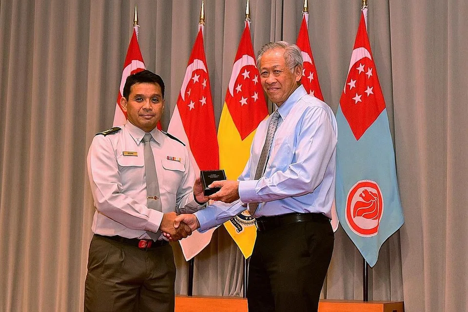 BERBAKTI PENUH DEDIKASI: LTC (NS) Edzra Iskandar antara penerima Pingat Kepujian daripada Menteri Pertahanan, Encik Ng Eng Hen, di majlis penyampaian Anugerah Hari Kebangsaan yang diadakan oleh Kementerian Pertahanan (Mindef). - Foto MINDEF