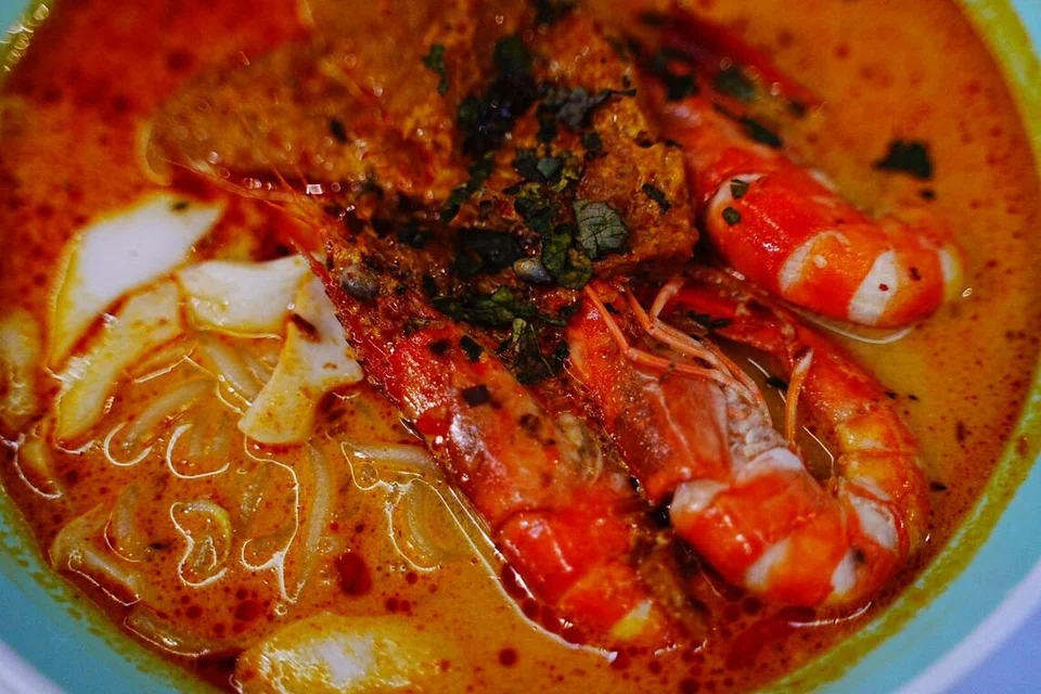 Hidangan Laksa Tradisional dengan Udang ($8.90) mempunyai rasa rempah yang kaya dan rasa lemak yang ringan, sesuai untuk dihirup.