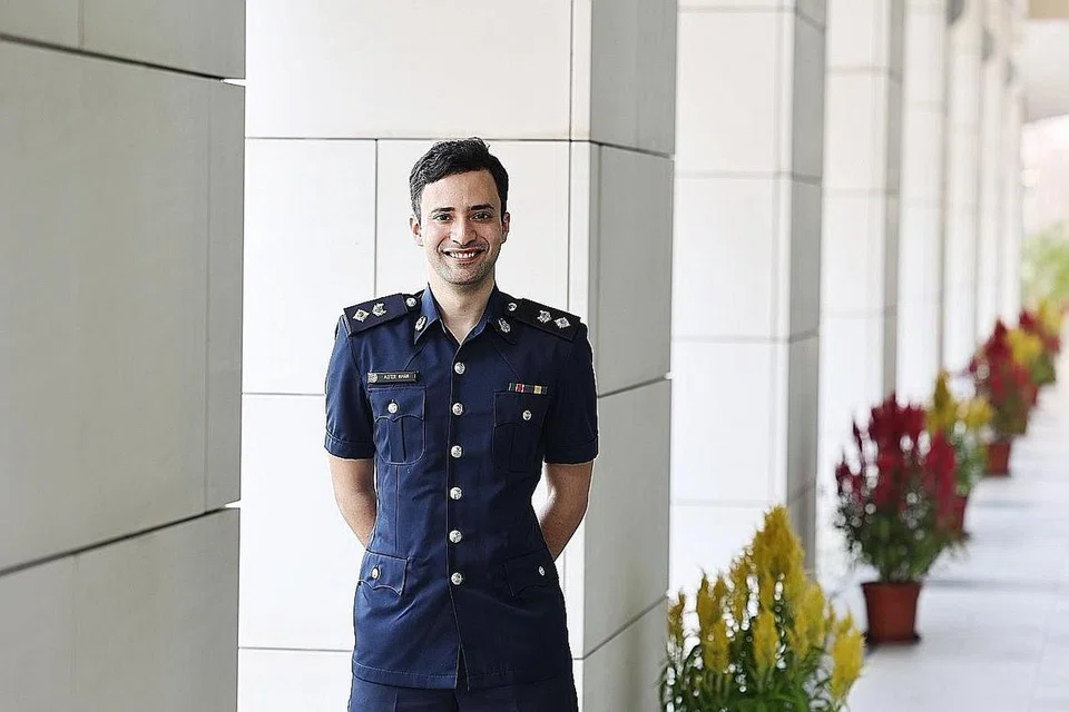 IDEA MENJADI KENYATAAN: Inovasi aplikasi ScamShield telah menganugerahkan DSP Azfer dan rakan-rakannya Anugerah Inovasi (Kategori Projek) semasa Majlis Penyampaian Anugerah Menteri yang diadakan baru-baru ini.