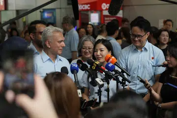 Calon Parti Pekerja (WP) bagi GRC Punggol, Cik Alexis Dang (dua dari kanan), berkata persepsi terhadap penampilan tidak seharusnya menenggelamkan mesej dan perjuangan calon wanita dalam politik. Hadir bersamanya semasa bercakap kepada media di di ruang terbuka antara terminal bas sementara Punggol dan stesen MRT pada 1 Mei ialah (dari kiri) Setiausaha Agung WP, Encik Pritam Singh (sedikit terlindung); ketua pasukan WP GRC Punggol, Encik Harpreet Singh; Pengerusi WP, Cik Sylvia Lim, dan Encik Jackson Au.