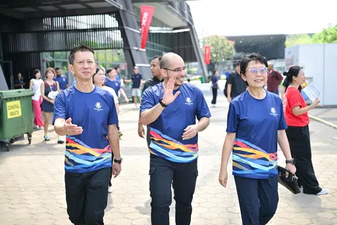 Setiausaha Parlimen Kanan (Pendidikan merangkap Pembangunan Negara), Dr Syed Harun Alhabsyi (tengah) tiba dengan sambutan mesra dram bersama Pengerusi Lembaga Minds, Encik Geoffrey Ong (kiri), dan Timbalan Ketua Eksekutif dan Pengarah Kumpulan (Perkhidmatan), Minds, Cik Koh Gee May (kanan).
