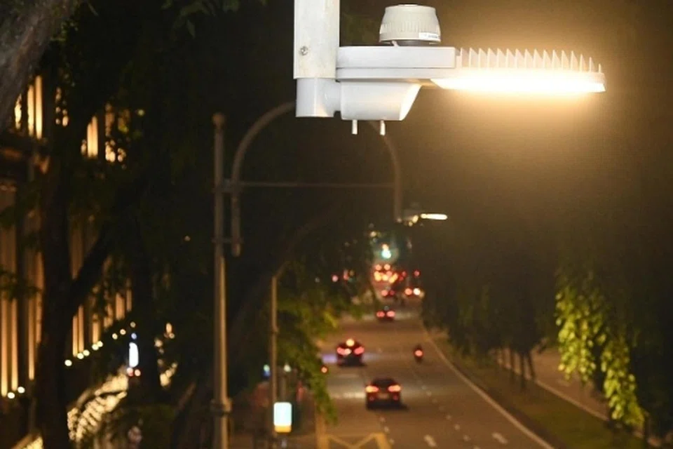 Sistem lampu pintar telah digunakan bagi menerangi jalan di serata  Singapura sejak September 2023.