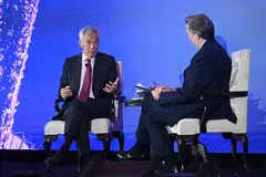 BANTU GOLONGAN KETINGGALAN: Encik Lee Hsien Loong (kiri) berkata usaha kini digiatkan untuk membantu golongan susah dan ketinggalan. Beliau bercakap pada Forum Ekonomi Baru Bloomberg bersama Ketua Editor Bloomberg News, Encik John Micklethwait. 