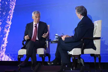 BANTU GOLONGAN KETINGGALAN: Encik Lee Hsien Loong (kiri) berkata usaha kini digiatkan untuk membantu golongan susah dan ketinggalan. Beliau bercakap pada Forum Ekonomi Baru Bloomberg bersama Ketua Editor Bloomberg News, Encik John Micklethwait. 